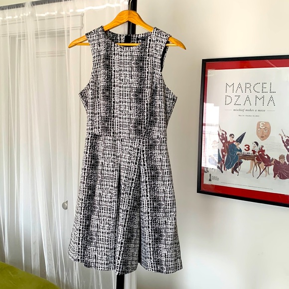 Flattering Eva Longoria sleeveless a-line dress - Picture 3 of 5